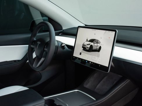 Used 2022 Tesla Model Y Performance image 15