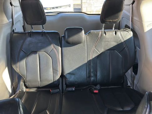 Used 2017 Chrysler Pacifica Touring-L image 10