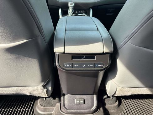 Used 2022 Toyota Highlander XLE image 13