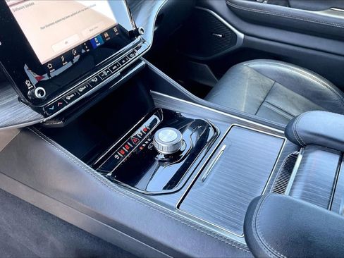 Used 2024 Jeep Wagoneer L Series II RWD image 15