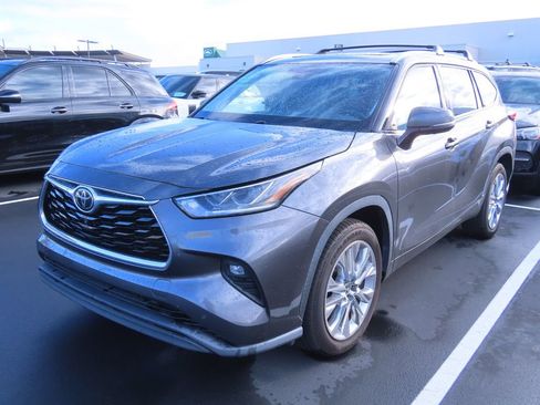 Used 2020 Toyota Highlander Limited image 2