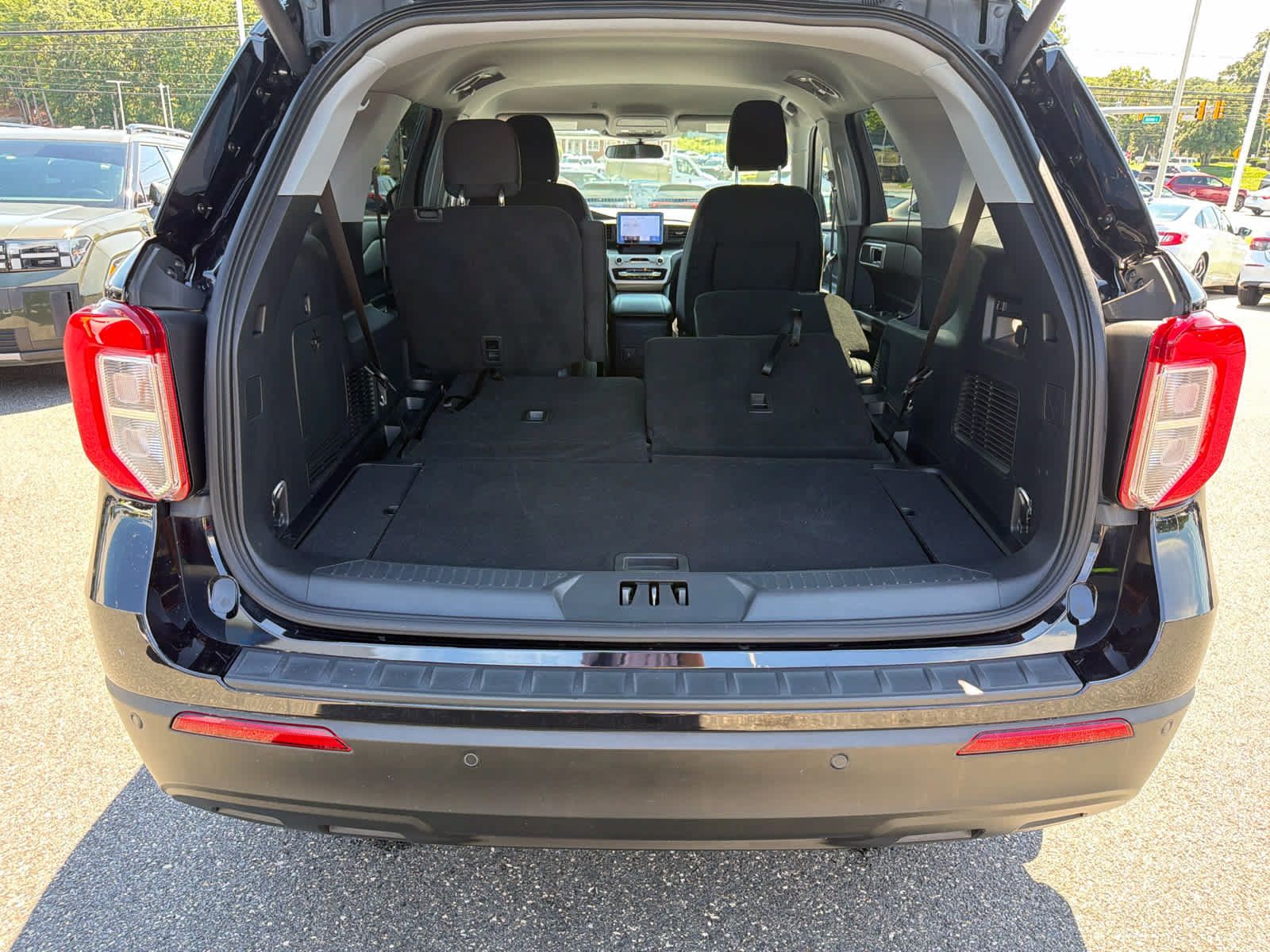 Used 2023 Ford Explorer XLT AWD/4WD image 26