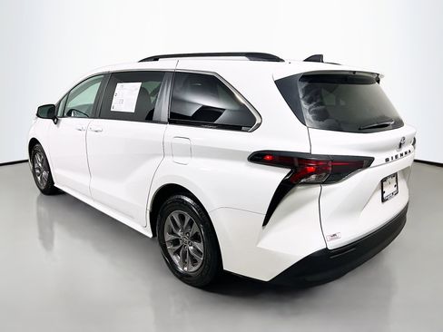 Used 2024 Toyota Sienna LE image 8