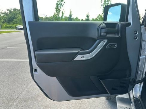 Used 2016 Jeep Wrangler Unlimited Sahara AWD/4WD image 13