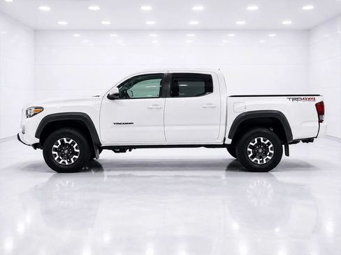 Used 2016 Toyota Tacoma TRD Off-Road w/ Premium & Technology Package AWD/4WD image 2