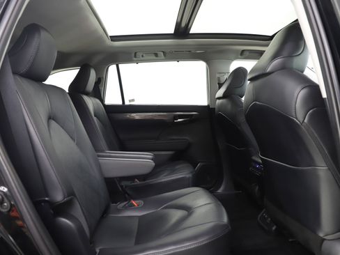 Used 2021 Toyota Highlander Platinum image 14