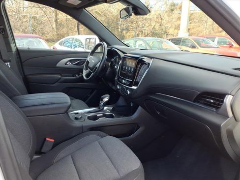 Used 2022 Chevrolet Traverse LT image 23