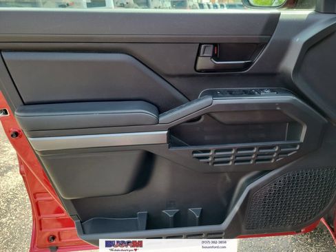Used 2025 Toyota Tacoma SR5 AWD/4WD image 17