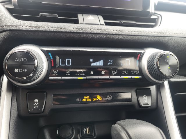 Used 2025 Toyota RAV4 XLE AWD/4WD image 18