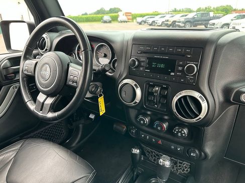 Used 2018 Jeep Wrangler Unlimited Sahara AWD/4WD image 31