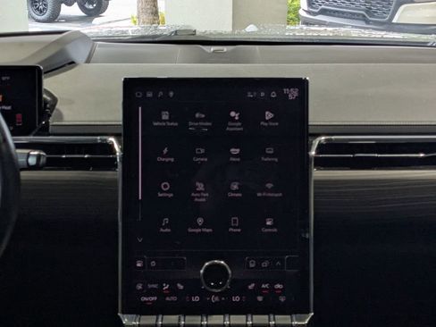 Used 2024 GMC Sierra EV Denali image 17