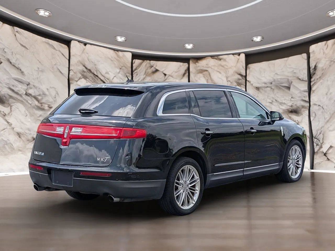 Used 2019 Lincoln MKT AWD image 10