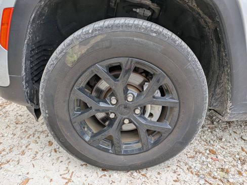 Used 2024 Jeep Grand Cherokee Altitude image 10