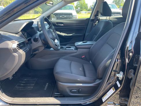 Used 2025 Nissan Altima 2.5 SV FWD image 3
