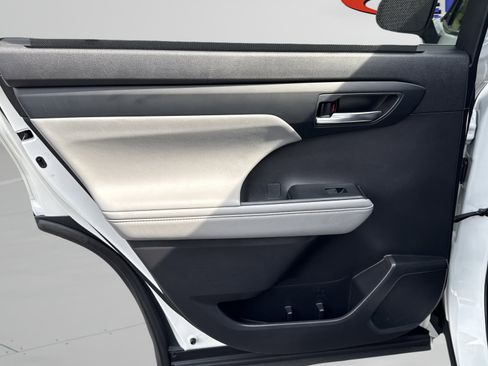 Used 2021 Toyota Highlander XLE image 8