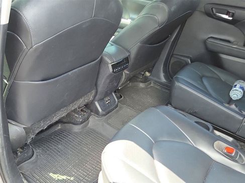 Used 2020 Toyota Highlander XLE AWD/4WD image 10