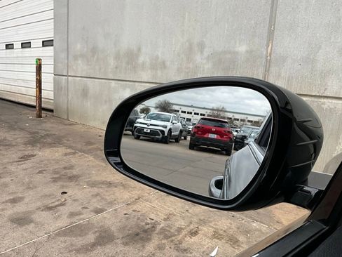 Used 2025 Genesis G70 2.5T image 19