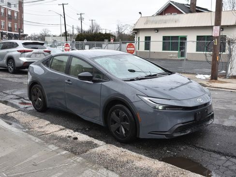 Used 2023 Toyota Prius LE image 4
