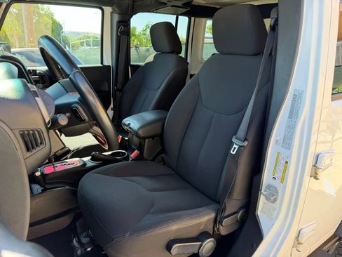 Used 2015 Jeep Wrangler Unlimited Sport w/ Quick Order Package 24S AWD/4WD image 10