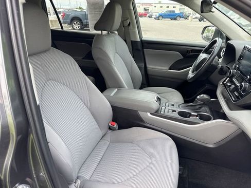 Used 2022 Toyota Highlander LE AWD/4WD image 13