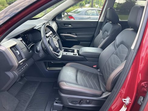 Used 2025 Nissan Pathfinder Platinum w/ Cargo Package AWD/4WD image 29