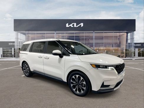 Used 2022 Kia Carnival EX image 2