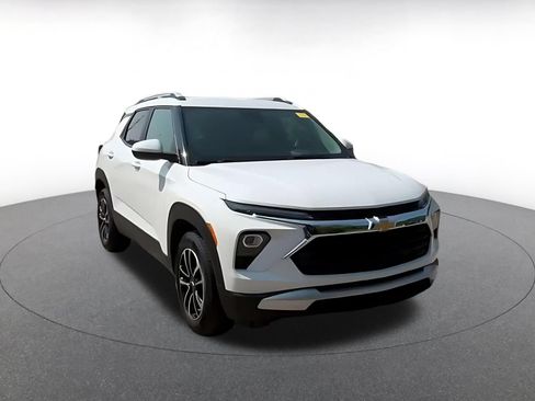 Used 2025 Chevrolet TrailBlazer LT FWD image 3
