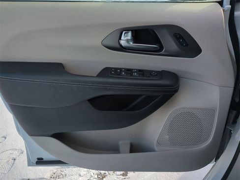 Used 2023 Chrysler Pacifica Touring-L image 30