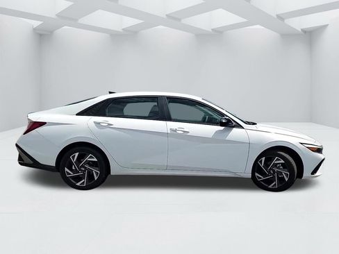New 2025 Hyundai Elantra SEL image 4