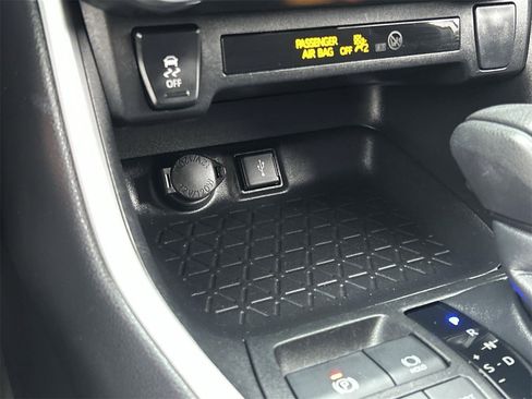Used 2022 Toyota RAV4 LE image 26