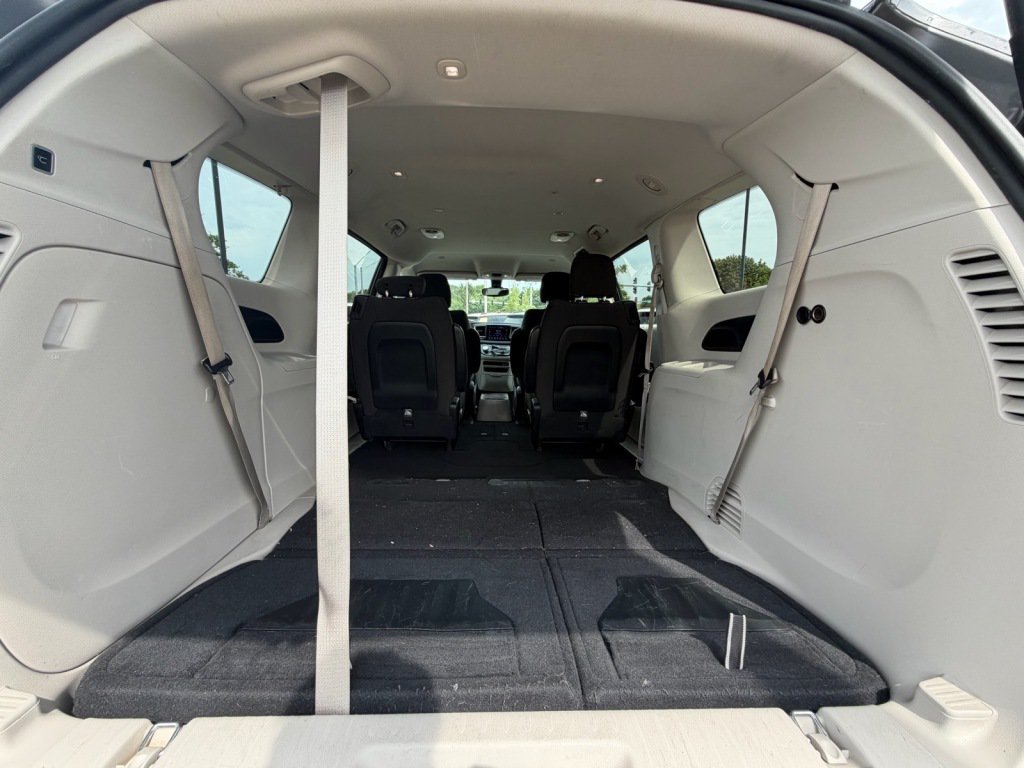 Used 2017 Chrysler Pacifica Touring FWD image 5