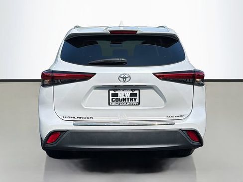 Used 2022 Toyota Highlander XLE AWD/4WD image 6