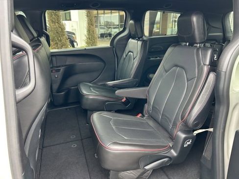 Used 2020 Chrysler Pacifica Limited image 18