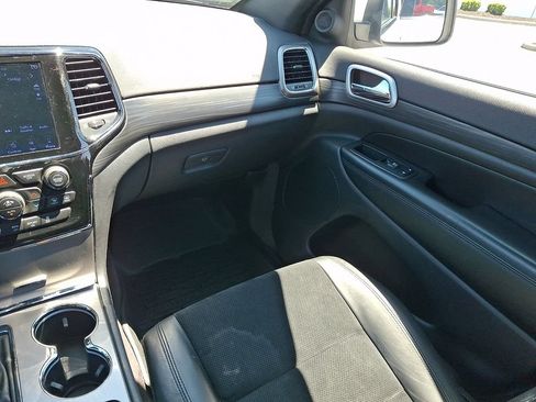 Used 2019 Jeep Grand Cherokee Altitude AWD/4WD image 17