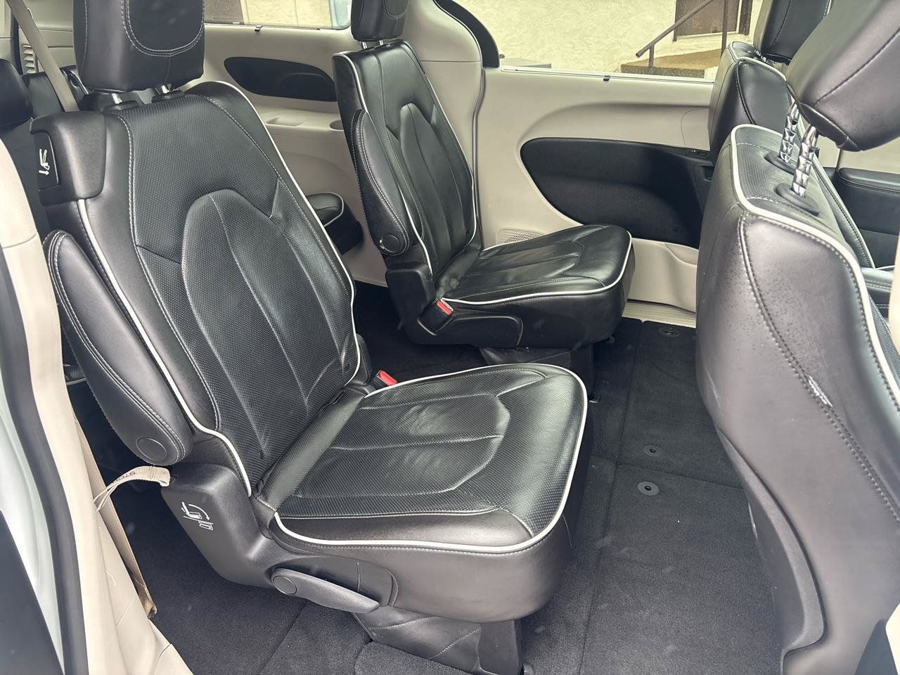 Used 2023 Chrysler Pacifica Limited FWD image 39