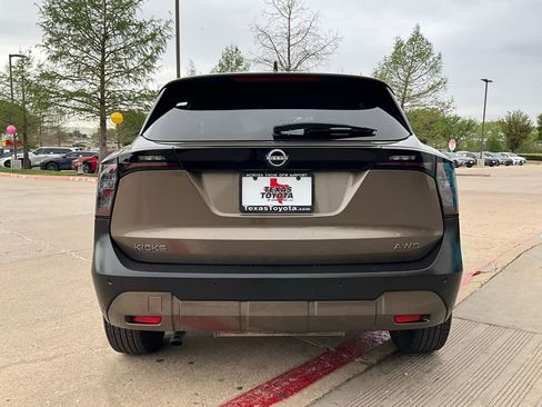 Used 2025 Nissan Kicks SV image 7