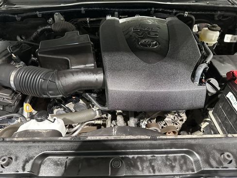 Certified 2022 Toyota Tacoma SR5 AWD/4WD image 21