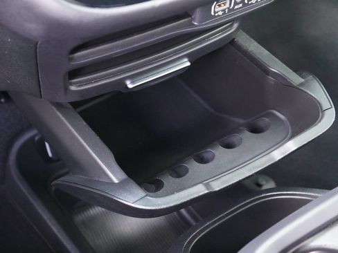 Used 2025 Chrysler Pacifica Select FWD image 18