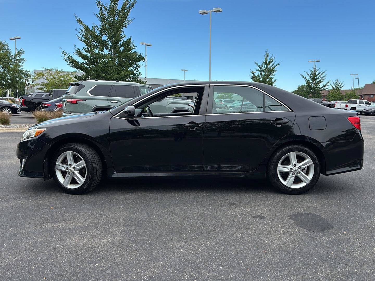 Used 2012 Toyota Camry SE FWD image 2