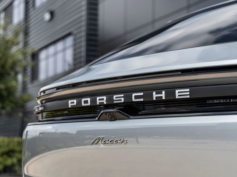 Certified 2025 Porsche Macan Electric image 13