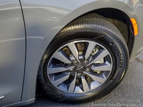 Used 2022 Chrysler Pacifica Limited w/ Uconnect Theater Family Group image 13