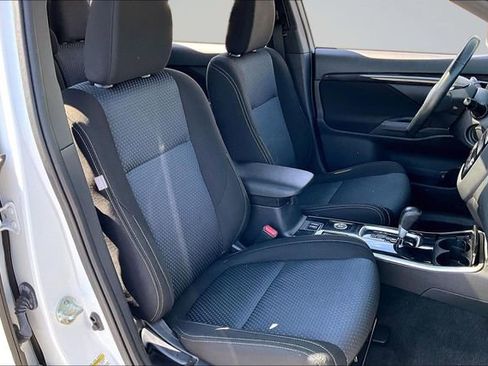 Used 2018 Mitsubishi Outlander AWD image 28