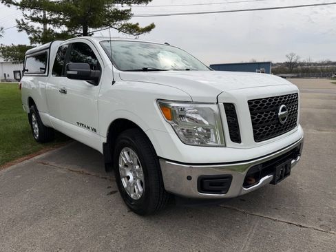 Used 2019 Nissan Titan SV w/ SV Convenience Package AWD/4WD image 3