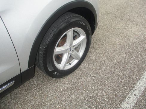 Used 2018 Ford Explorer XLT w/ Equipment Group 202A FWD image 18