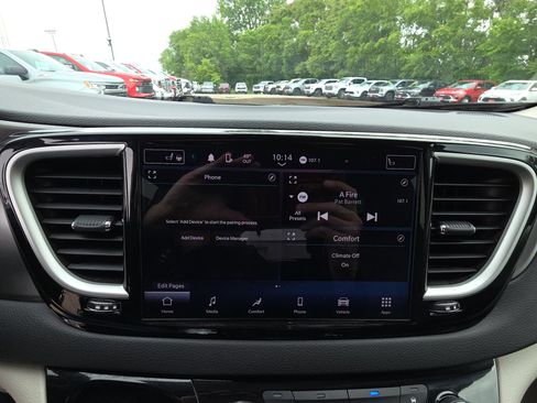 Used 2024 Chrysler Pacifica Touring-L FWD image 21