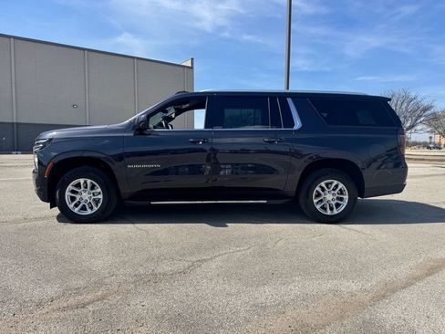 Used 2025 Chevrolet Suburban LT AWD/4WD image 3