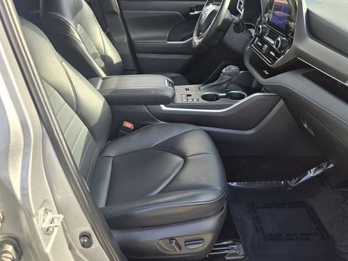 Used 2023 Toyota Highlander XLE image 19