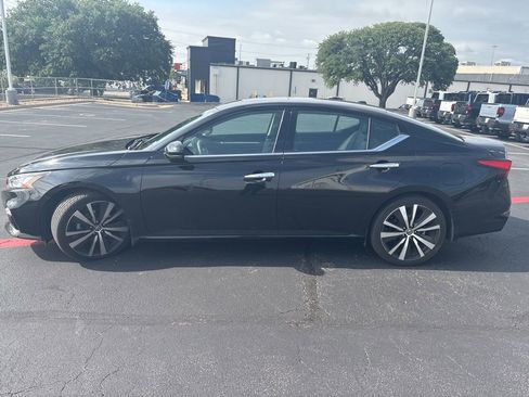 Used 2020 Nissan Altima 2.0 Platinum FWD image 2