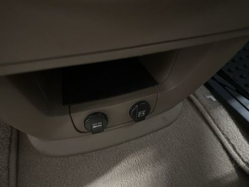 Used 2013 Chrysler Town & Country Touring-L w/ Driver Convenience Group image 27