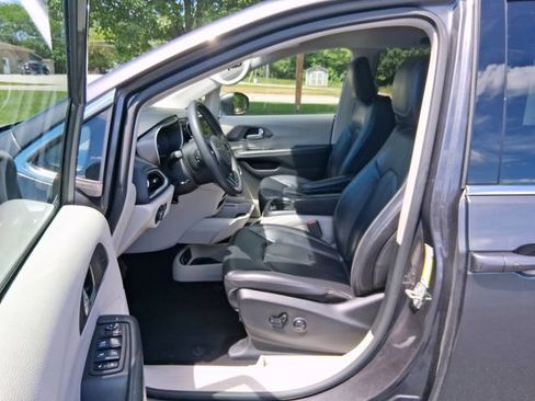 Used 2023 Chrysler Pacifica Touring-L FWD image 11